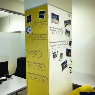 😎 Ano, i ten nejmenší kousek zdi, dokonce i sloup, můžete využít a přeměnit ho na popisovatelnou a magnetickou nástěnku. S...